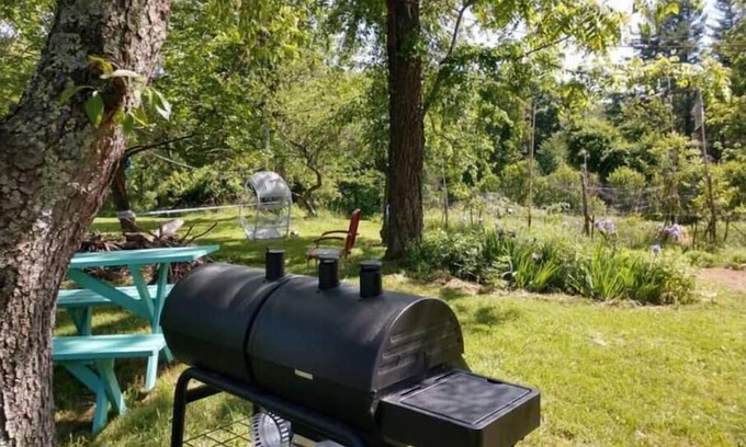 Blacksburg House | Blacksburg Apple Orchard: Family and Pet-Friendly Retreat