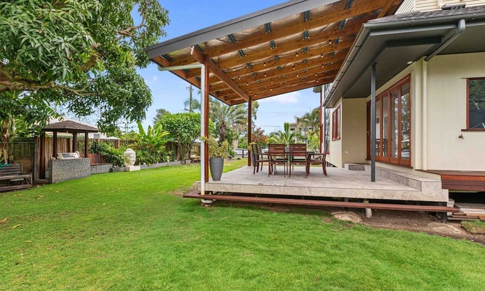 Sandgate Apartment | Pet-Friendly Sandgate Hideaway for Family Adventures