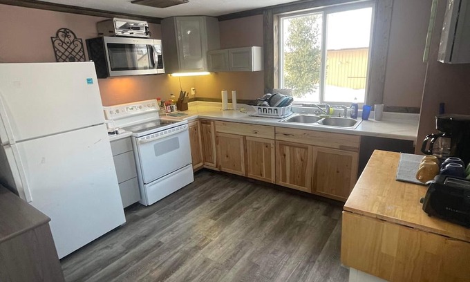 L'Anse House | Cozy Private Room with Bathroom and Kitchen Access!