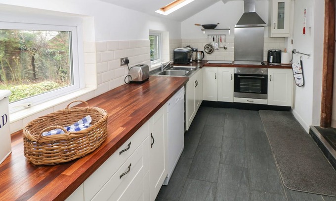 Cilmeri Cottage | Rose Villa: Cozy Retreat with Open Fire in Builth Wells