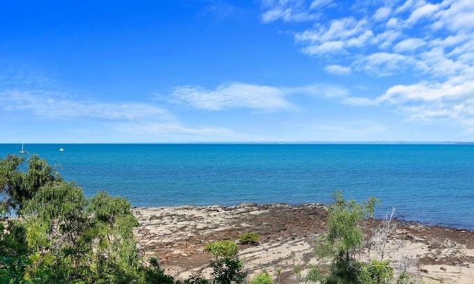 Point Vernon House | Cozy Outlook to K'Gari Point Vernon with Ocean View Pool