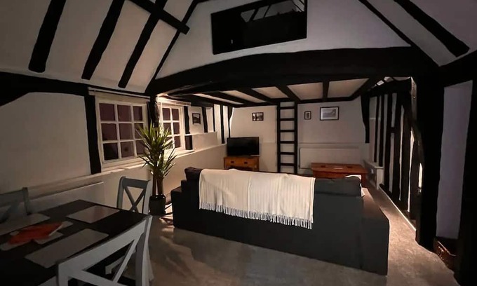 St Neots Apartment | Historic Town Centre Property with Family-Friendly Amenities