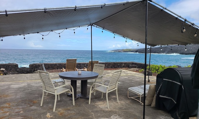 Captain Cook Apartment | Oceanfront Escape at Milolii Studio for Budget Travelers