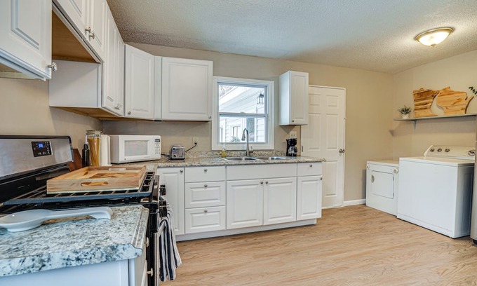 Lakeland House | Inviting Lakeland Home: Steps to St Croix River Awaits