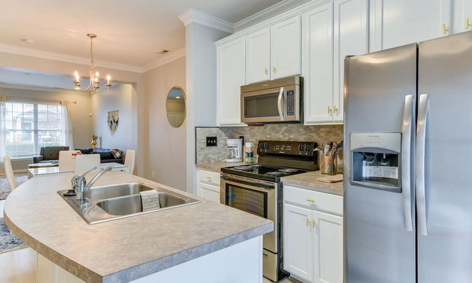 Mountain Island House | Cozy Charlotte Townhome Rental ~ 11 Mi to Uptown!