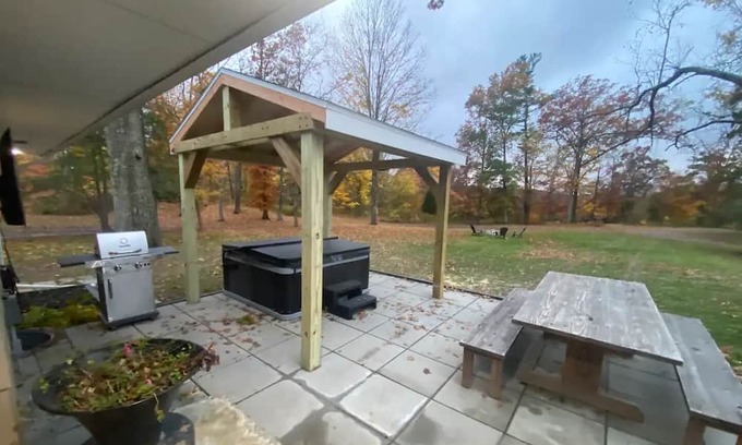 Saugerties House | Private/Secluded 4 Bdrm with HotTub & Steam Shower