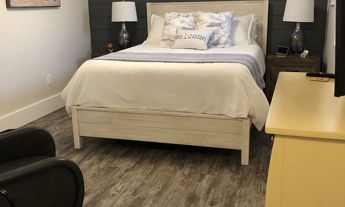 Cobourg House | Cozy 5-Star Retreat in Downtown Cobourg with Kitchen & Breakfast