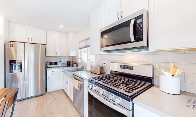 Tucson House | Dog-Friendly Retreat with Private Yard and Modern Kitchen