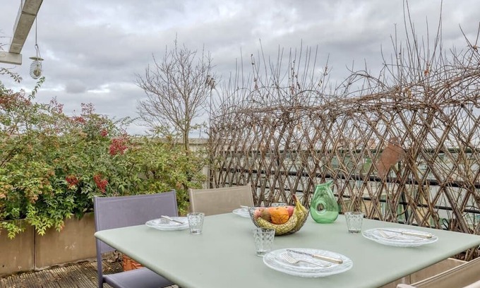 Saint-Mande Apartment | Inviting Flat with Rooftop Terraces - St Mandé