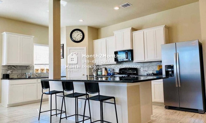 Rosenberg House | Discover Prime Haven: Pet-Friendly Retreat with Breakfast