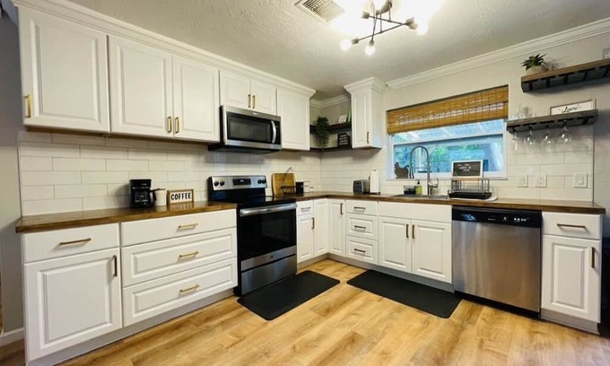 Sailboat Bend Villa | Idyllic Oasis Home with Spa & Breakfast in Fort Lauderdale