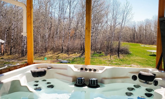 Elm Creek Ski Chalet | Tranquil Escape with Spa and Hot Tub in the Bush