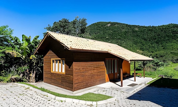 Rio Vermelho Sul Cabin | Family-Friendly Cabanas do Sítio with Kitchen Amenities