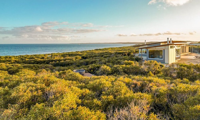 D'estrees Bay House | Inviting Escape: Experience Unmatched Exploration Awaits