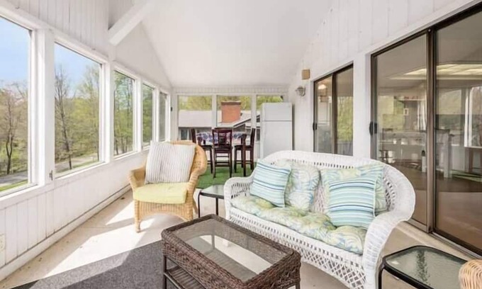 Howard House | Top-Rated Sunset Lake House with Kitchen & Breakfast Included
