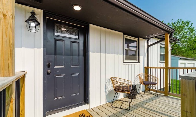 Sharon Heights House | Relaxing 3-Bedroom Retreat with Pool Table & Breakfast