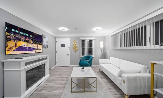 Rochester House | Urban Elegance Retreat: Family-Friendly Comfort in Rochester