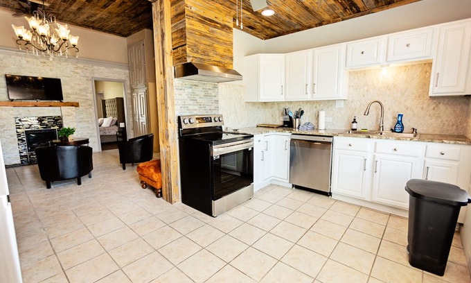Falls County House | Tranquil Retreat in Central Texas with Pet-Friendly Comfort
