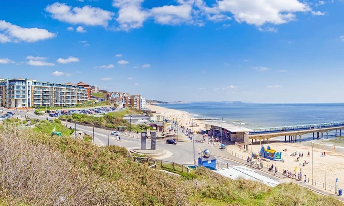Westbourne Apartment | Seaside Maisonette with Balcony and Parking Near the Beach