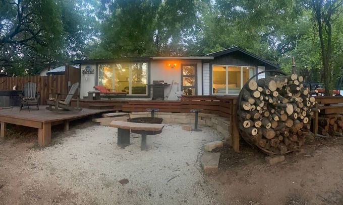 Buffalo Gap House | Discover The Gap House with Inviting Hot Tub & Breakfast