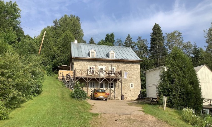 Saint-Paul Ski Chalet | Family-Friendly Stay at Hébergement-Charlevoix - ART-4