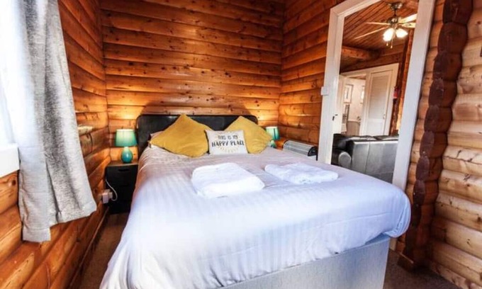 Ffestiniog Cabin | Scenic Mountain View 3 Bed Log Cabin in Snowdonia
