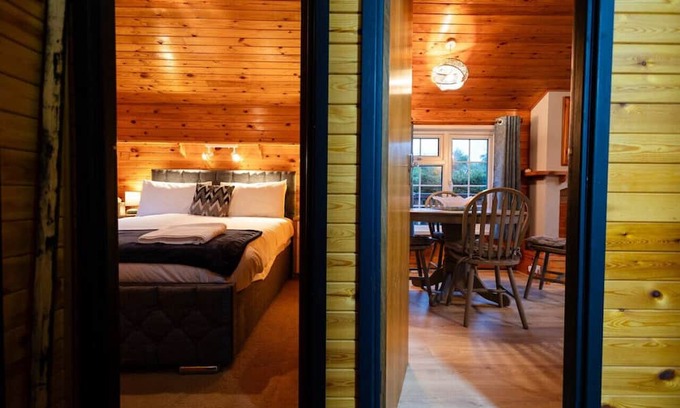 Ffestiniog Cabin | Cozy Log Cabin Retreat in Snowdonia with Family Amenities