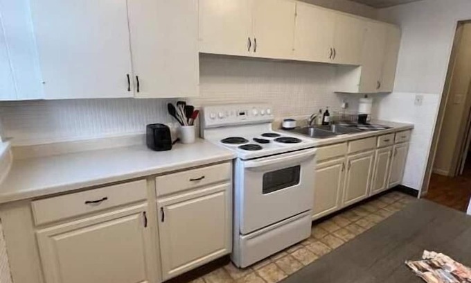 Fargo Apartment | Guest Rated 10/10: Family-Friendly Stay at Jackson 57