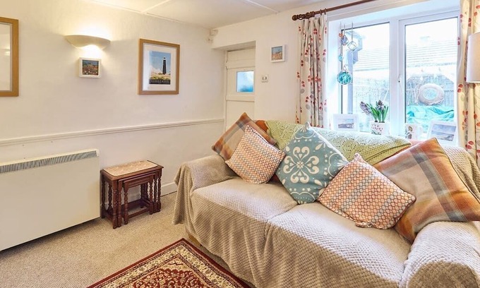 Hythe House | Inviting Claire's Cottage: Cozy Stay with Family-Friendly Amenities