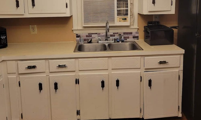 Albany House | Cozy Entire House Country Corner - Pet Friendly & Breakfast