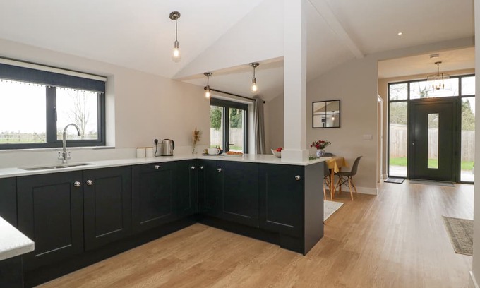 Newent Cottage | Pet Friendly Medlands with Garden Oasis in Newent