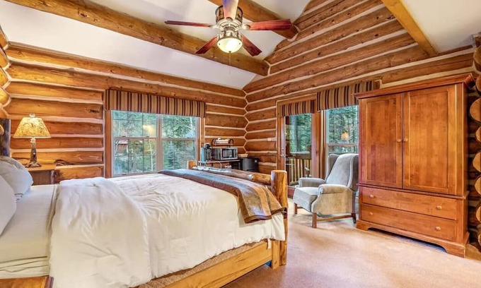 Greer Cabin | Escape to The Red Setter Lodge with Cozy Fireplace & Hot Tub