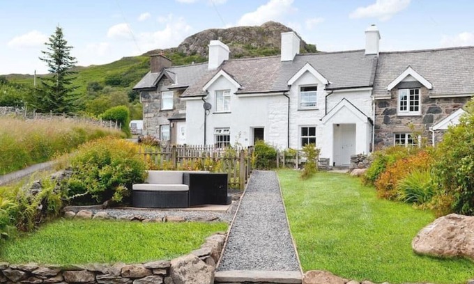 Capel-Curig Cottage | Inviting Hot Tub Cottage with Scenic Snowdon Views