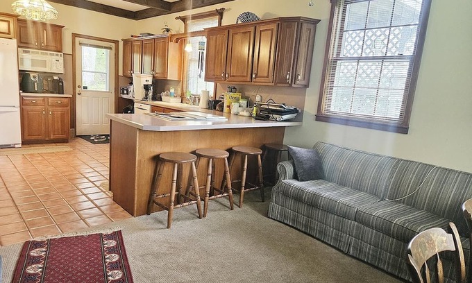 Franklin House | Tranquil 2 Bedroom Sanctuary with Pool & Scenic Ponds