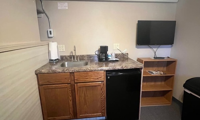 Onalaska House | Scenic Lake Onalaska Retreat with Private Room & Breakfast
