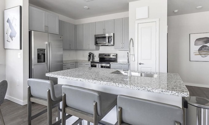 Spring Branch East Apartment | Stylish Apartment with Kitchen in Prime Location