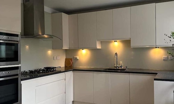 Preston House | Convenient Stay Near Wembley Stadium - Himani's Home Awaits