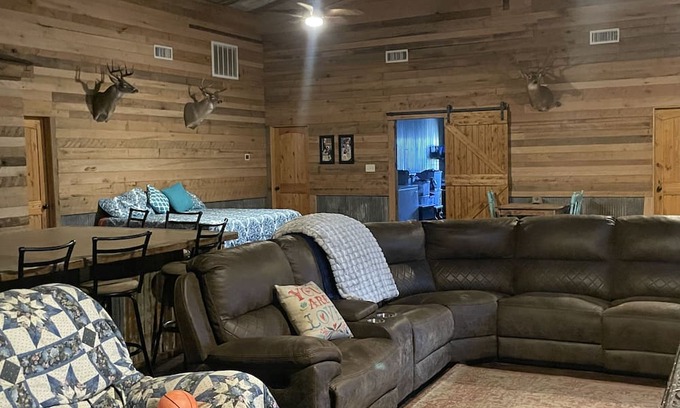 Cason Other | Spacious Barndominium with Gym for 9 Guests - Top Rated!