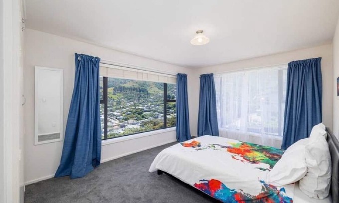 Lyttelton House | Spectacular Views & Lots to do!