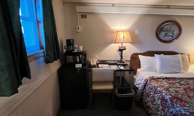 Onalaska House | Scenic Retreat Overlooking Lake Onalaska with Breakfast Included