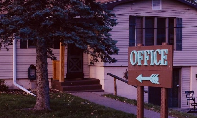 Onalaska House | Cozy Lake Onalaska Motel with Two Queen Beds & Breakfast