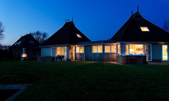 Eernewoude House | Relaxing Family Villa with Spa, Sauna & Ocean Views