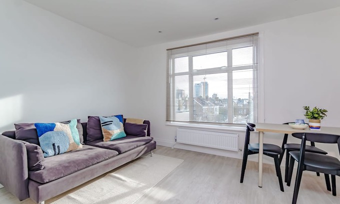 Broad Green Apartment | Elegant Workspace Apartment Ideal for Families and Travelers