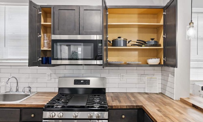 Elizabeth Apartment | Stylish 3-Bed Apartment in Elizabeth Near Manhattan