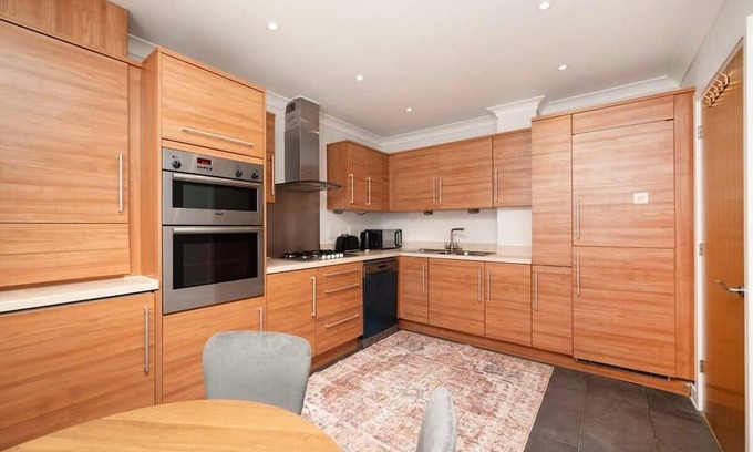 Yeading House | Family-Friendly 4BR Home with Garden & Kitchen Amenities