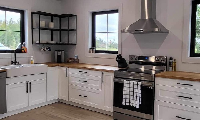 Lambton Shores House | Pet-Friendly Getaway at Willow On The Ridge - 10/10 Rated