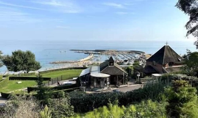 Chard House | Discover Jasmin: Your Ideal Somerset Family Retreat