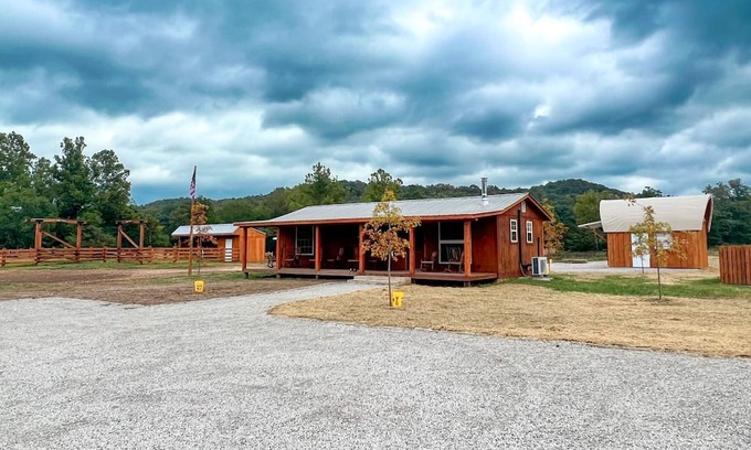 Jenkins Cabin | Family-Friendly South Camp with Kitchen Amenities Await