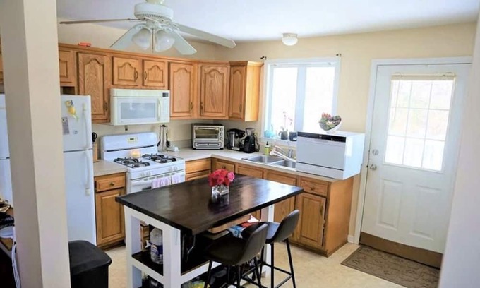 Fayetteville House | Charming Fayetteville Ranch: Pet-Friendly & Close to Town