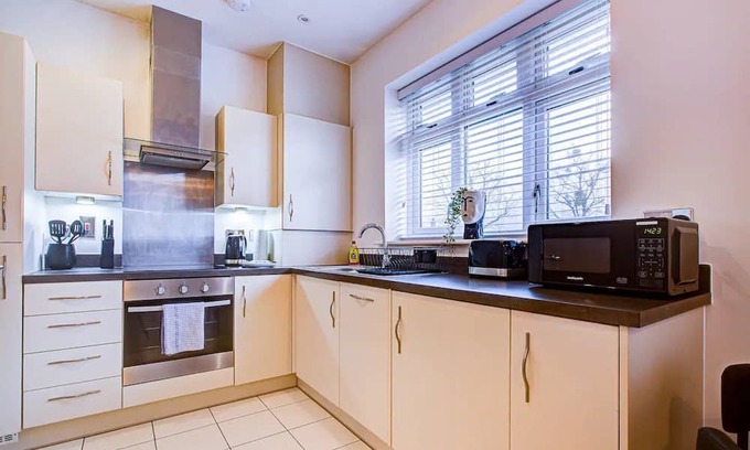 Chelmsford Apartment | Relaxing Flat in Chelmsford with Kitchen & Breakfast Included